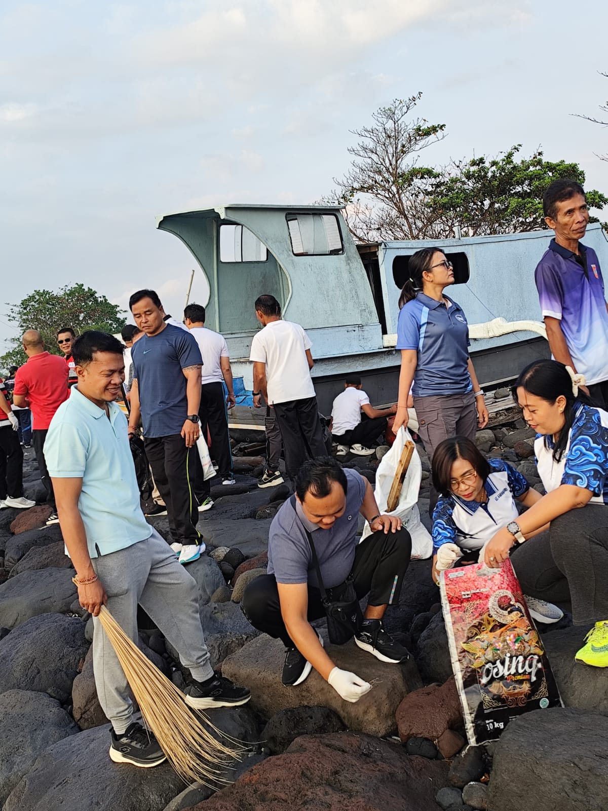 Gotong Royong Bersama membersihkan Pantai